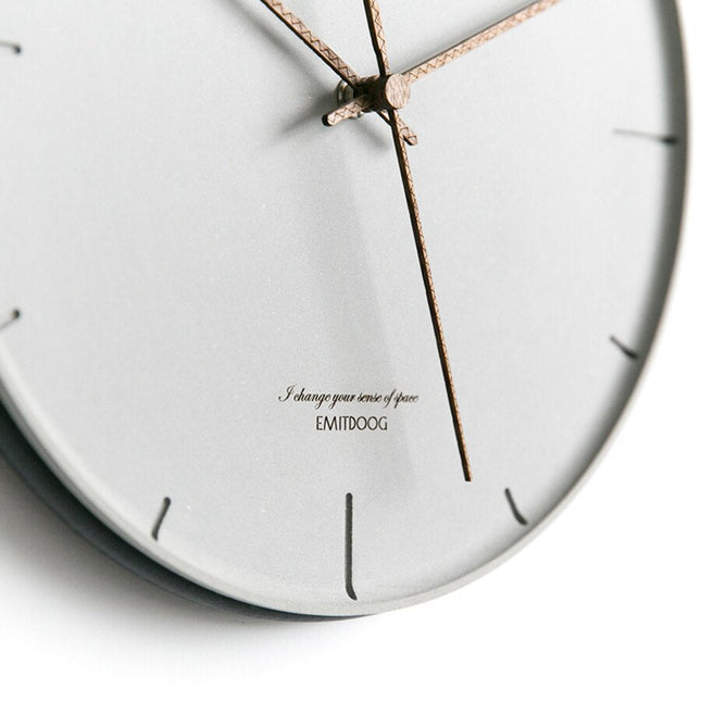 Minimalistické šedé nástěnné hodiny z betonu