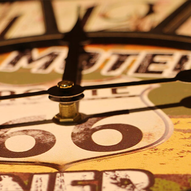 Vintage nástěnné hodiny s motýlem