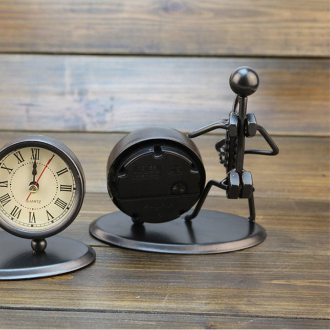 Kovové stolní hodiny s figurkou hudebníka