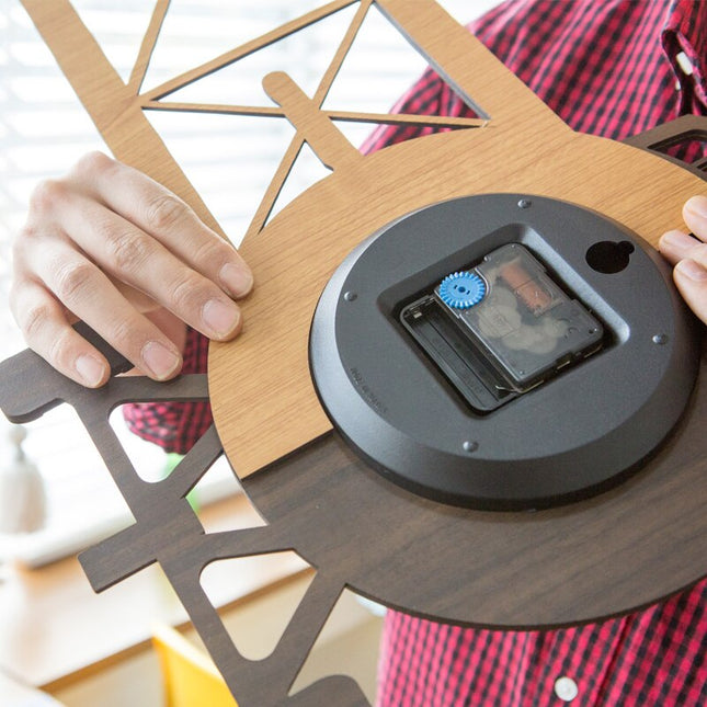 Dřevěné nástěnné hodiny ve tvaru letadla