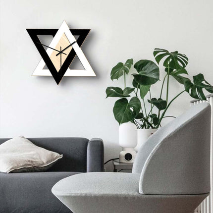 Designové hodiny dřevo a kov trojúhelník