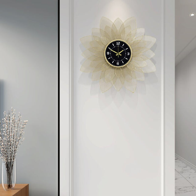 Zlaté designové hodiny ve tvaru slunce