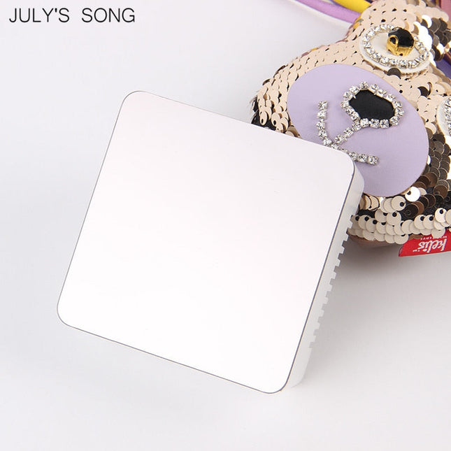 Digitální stolní budík se zrcadlovým displejem