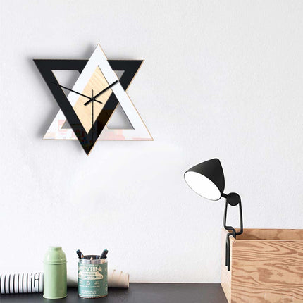 Designové hodiny dřevo a kov trojúhelník