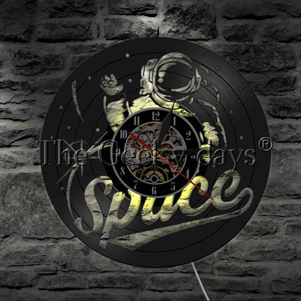 Vesmírné hodiny z vinylové desky kosmonaut