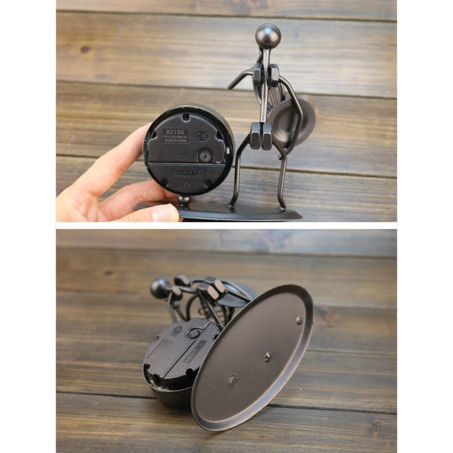 Kovové stolní hodiny s figurkou hudebníka