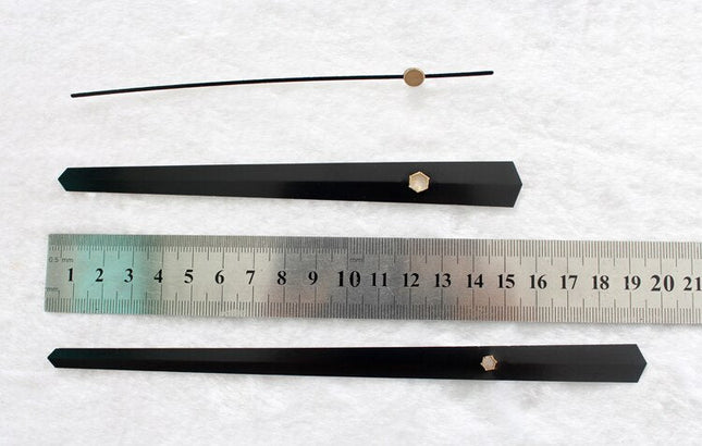 Moderní hodiny s barevnými kostkami