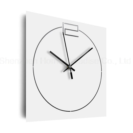Minimalistické čtvercové hodiny na bílou zeď