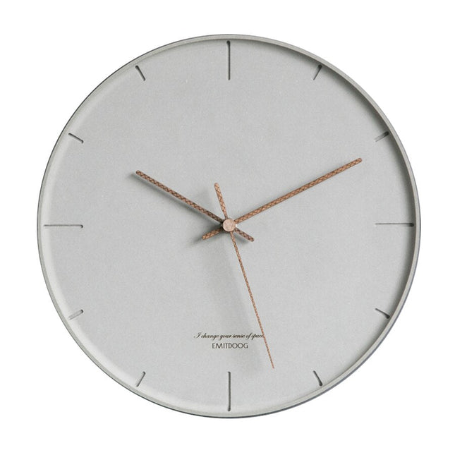 Minimalistické šedé nástěnné hodiny z betonu