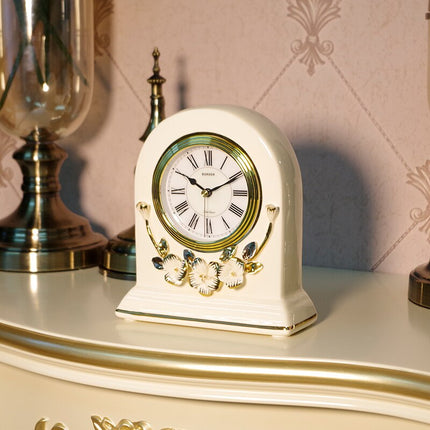 Bílé keramické stolní hodiny vintage styl