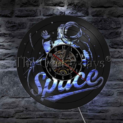 Vesmírné hodiny z vinylové desky kosmonaut