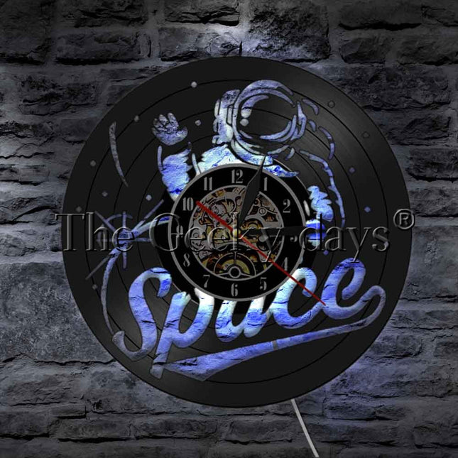Vesmírné hodiny z vinylové desky kosmonaut