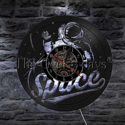 Vesmírné hodiny z vinylové desky kosmonaut