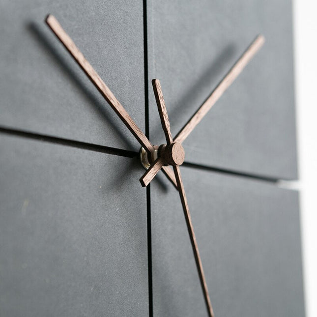 Čtvercové černé hodiny skandinávský design