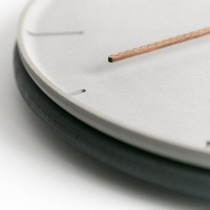 Minimalistické šedé nástěnné hodiny z betonu