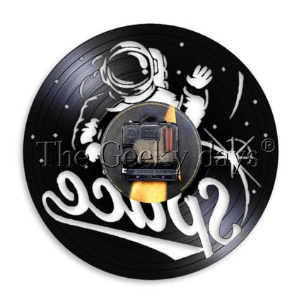 Vesmírné hodiny z vinylové desky kosmonaut
