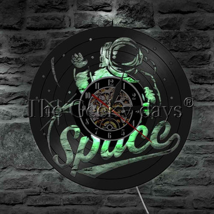 Vesmírné hodiny z vinylové desky kosmonaut