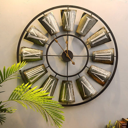 Velké industriální hodiny s hvězdou