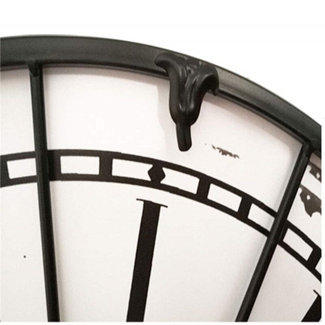 Bílé industriální hodiny s římskými číslicemi