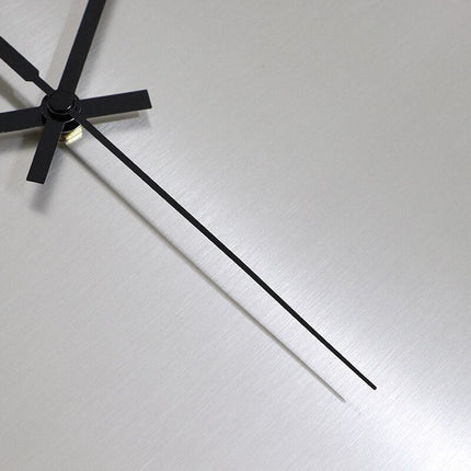 Minimalistické hodiny s broušeným kovovým vzhledem