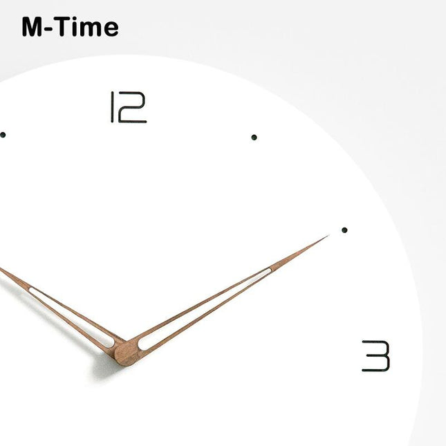 Kulaté nástěnné hodiny z běleného dřeva