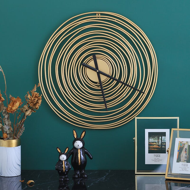 Velké zlaté kovové hodiny spirálový design