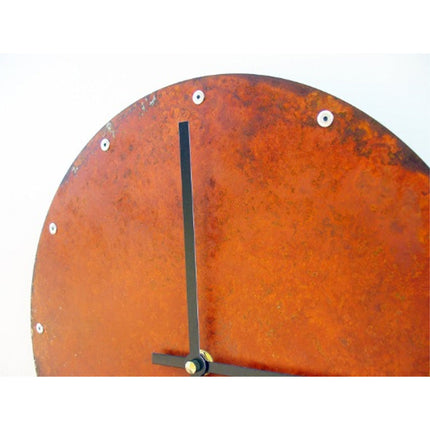 Kulaté kovové hodiny s rezavým efektem