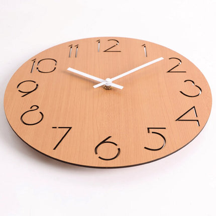 Dřevěné nástěnné hodiny s vyřezanými čísly