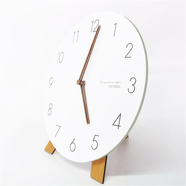 Bílé minimalistické skandinávské hodiny