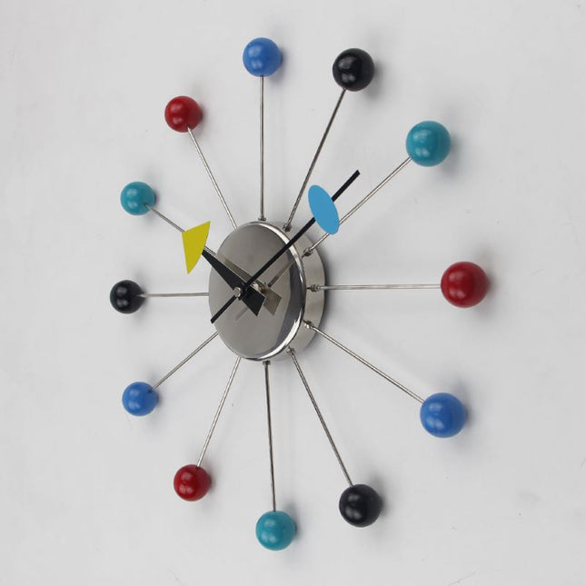 Barevné retro hodiny v moderním stylu