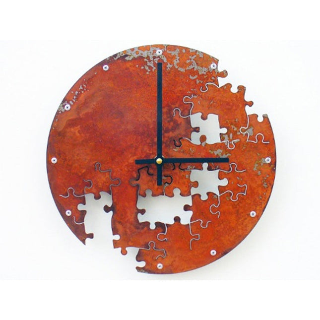 Nástěnné hodiny v designu puzzle
