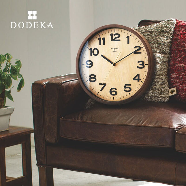 Starožitné dřevěné hodiny se skleněným krytem