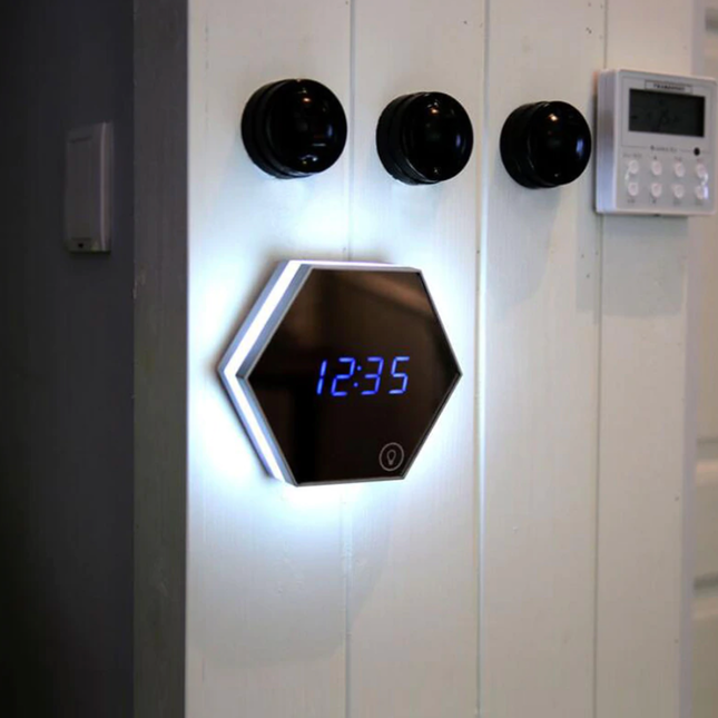 Futuristické digitální hodiny zrcadlový hexagon