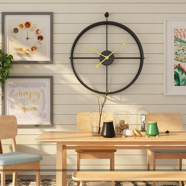 Zlaté kovové hodiny v severském stylu