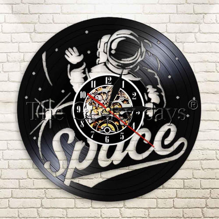 Vesmírné hodiny z vinylové desky kosmonaut