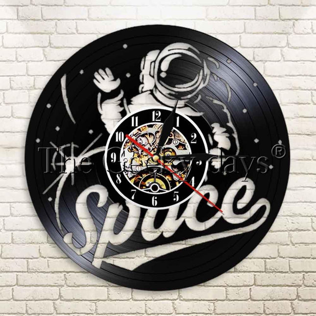 Vesmírné hodiny z vinylové desky kosmonaut