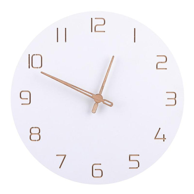 Minimalistické bílé dřevěné hodiny s čísly