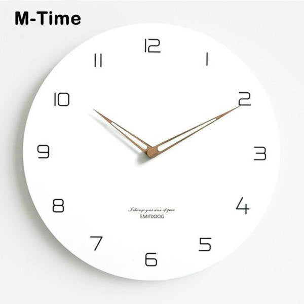 Kulaté nástěnné hodiny z běleného dřeva