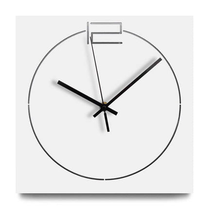 Minimalistické čtvercové hodiny na bílou zeď