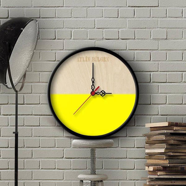 Kulaté hodiny napůl žluté a dřevěné