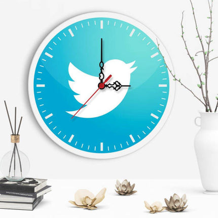 Moderní nástěnné hodiny s logem Twitteru