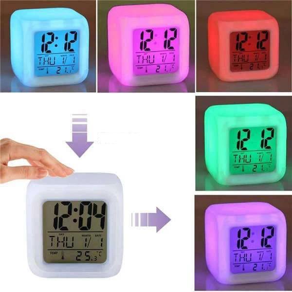 Svítící digitální budík měnící barvy