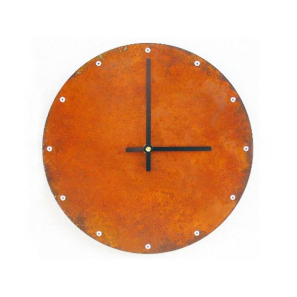 Kulaté kovové hodiny s rezavým efektem