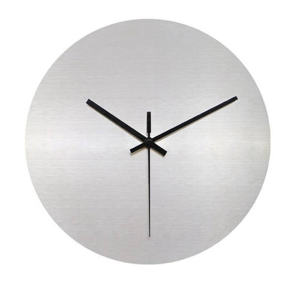 Minimalistické hodiny s broušeným kovovým vzhledem