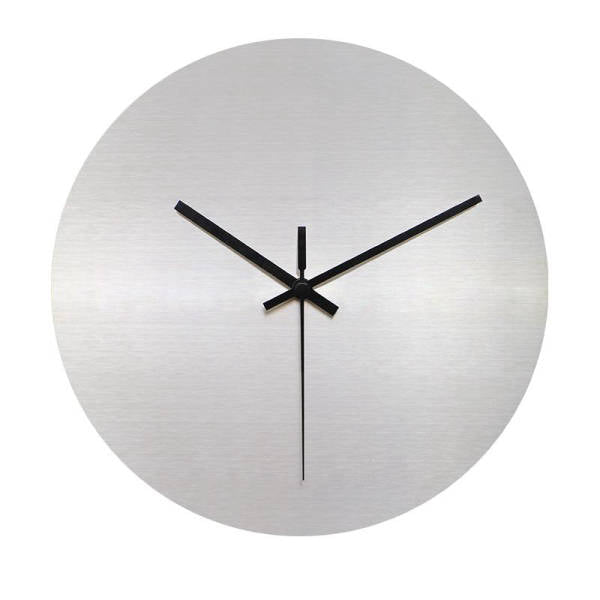 Minimalistické hodiny s broušeným kovovým vzhledem