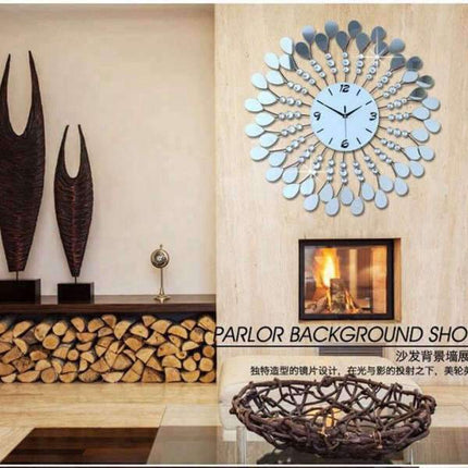 Stříbrné nástěnné hodiny design květina krystaly
