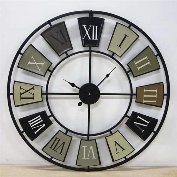 Velké industriální kovové hodiny na zeď