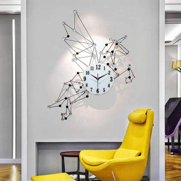 Nástěnné hodiny ve tvaru Pegase