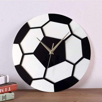 Jednoduché nástěnné hodiny s designem fotbalu