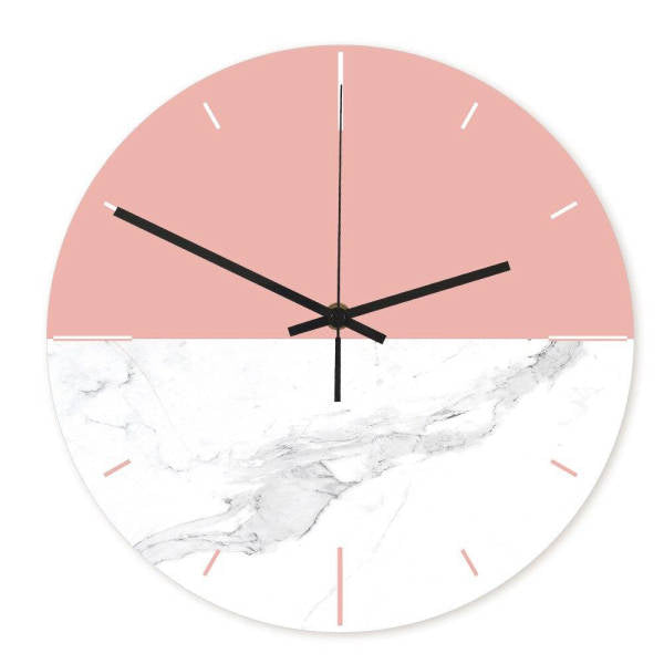 Moderní hodiny s mramorovým designem
